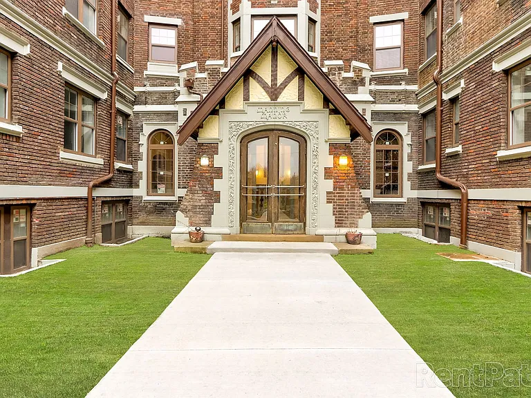 Manning Manor — Photo 11