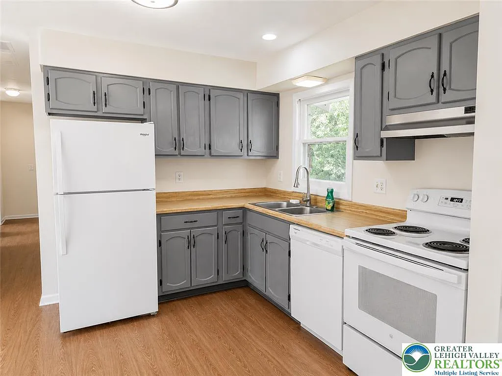 3 bed, 2.0 bath, 1200 sqft, $1,625 — Photo 3