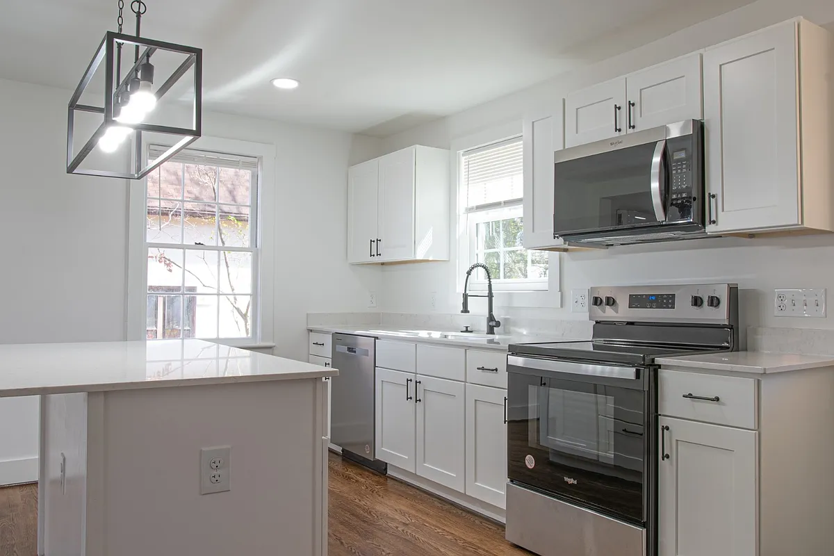 Unit Photo - 887 Pine St