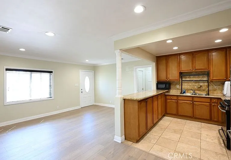 6437 Enfield Ave — Photo 13