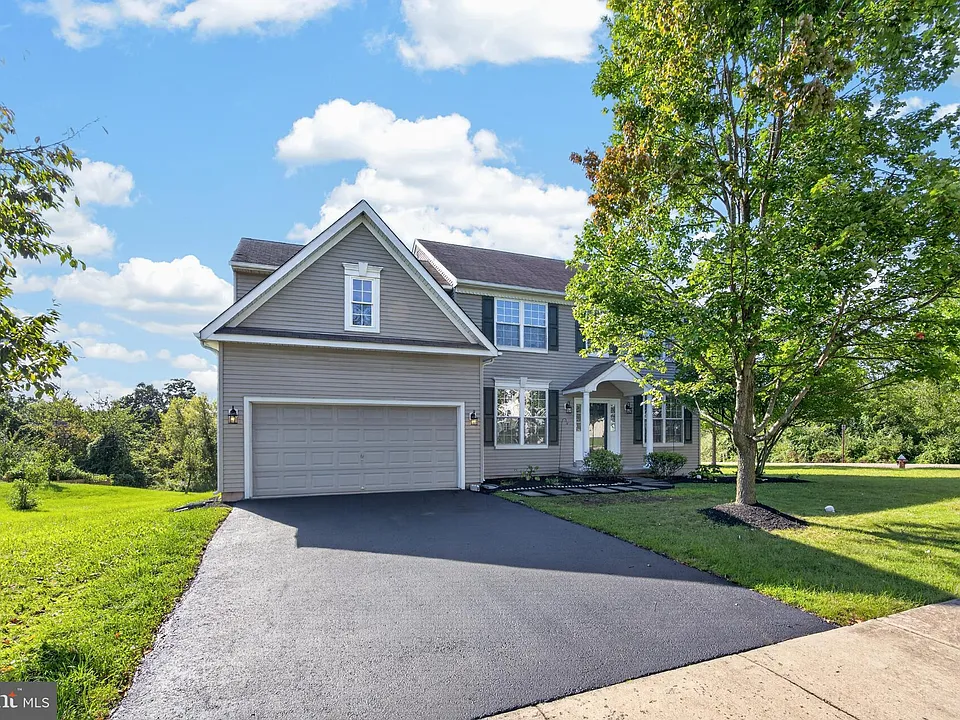 1045 Fallbrook Ln