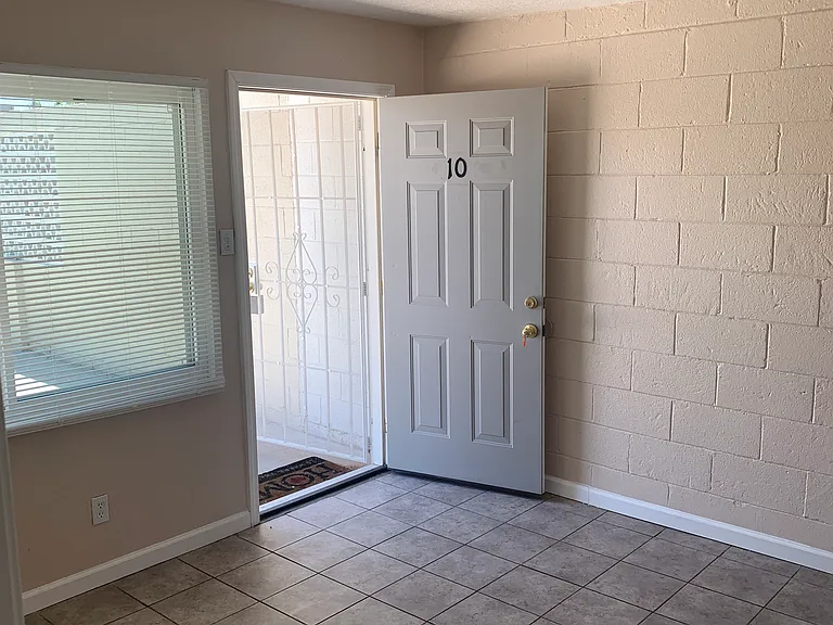 Updated 1 Bedroom Courtyard Apartment with Yard in South UNM — Photo 5