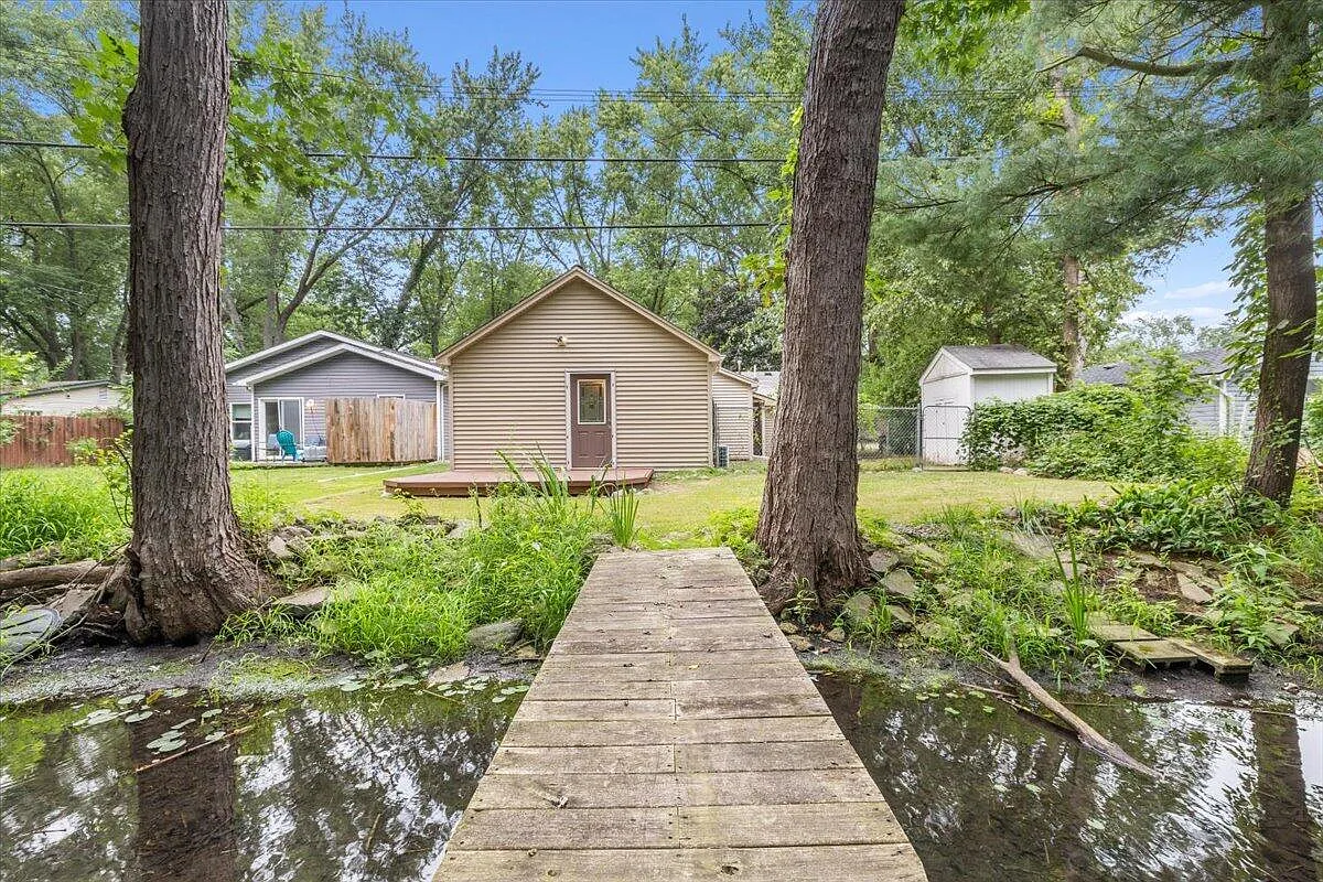 3 bed, 1.0 bath, 1174 sqft, $2,200 — Photo 4