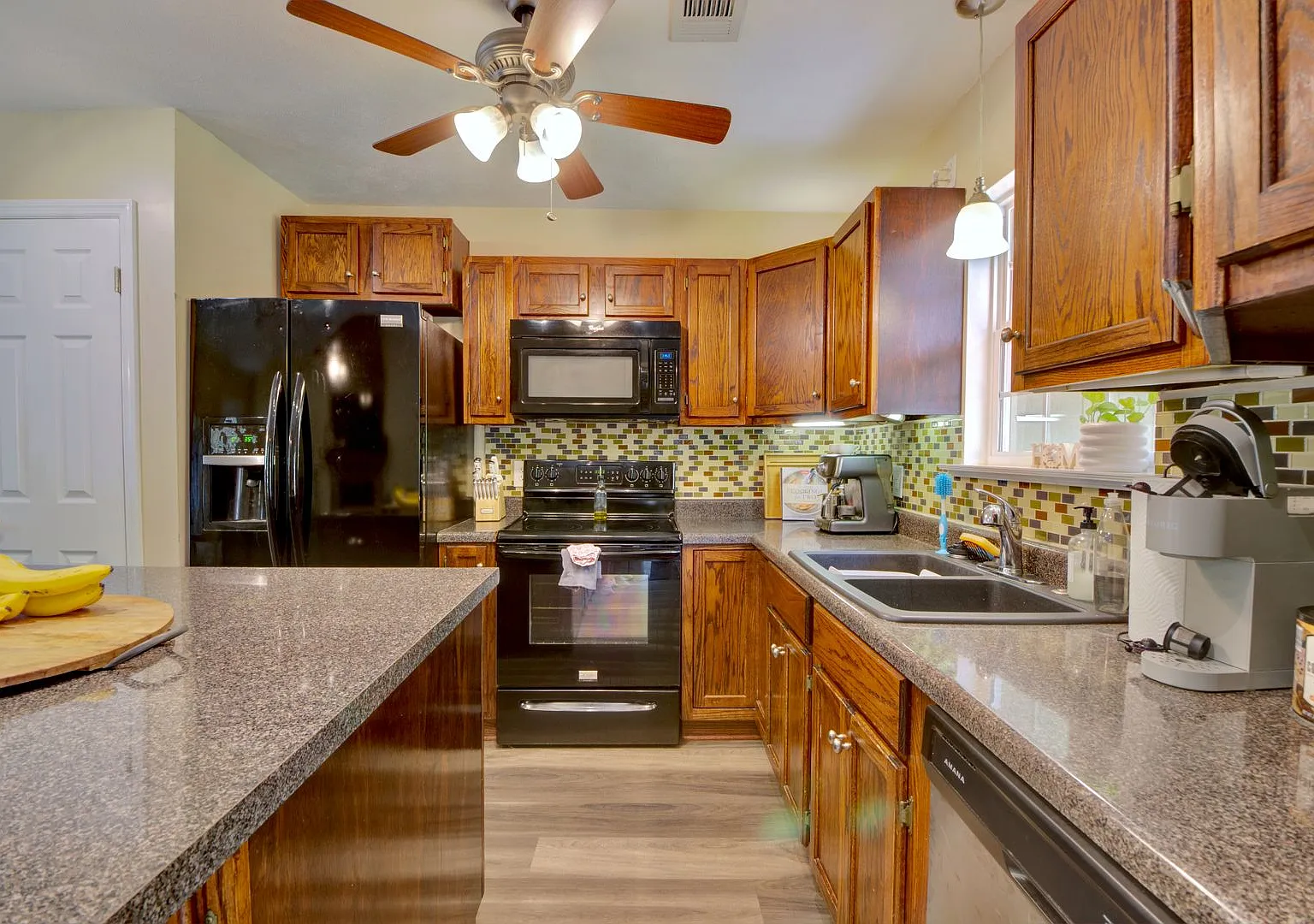 Heart of Auburn! 2 Bedroom Townhouse For Rent — Photo 4