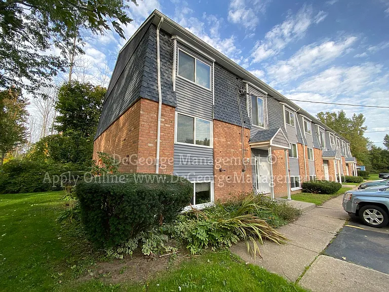 Woodside Court Apartments — Photo 11