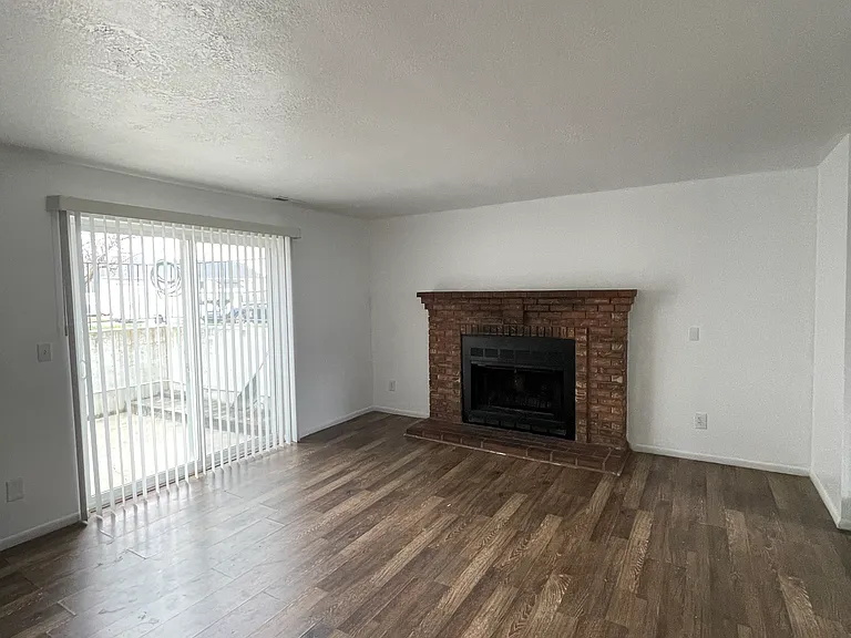 670 N 400 W — Photo 8