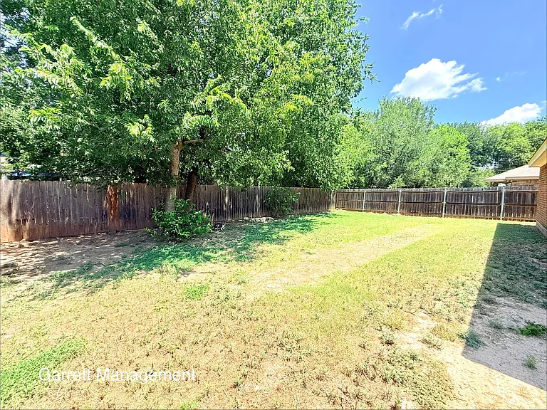 1203 E Avenue G — Photo 12