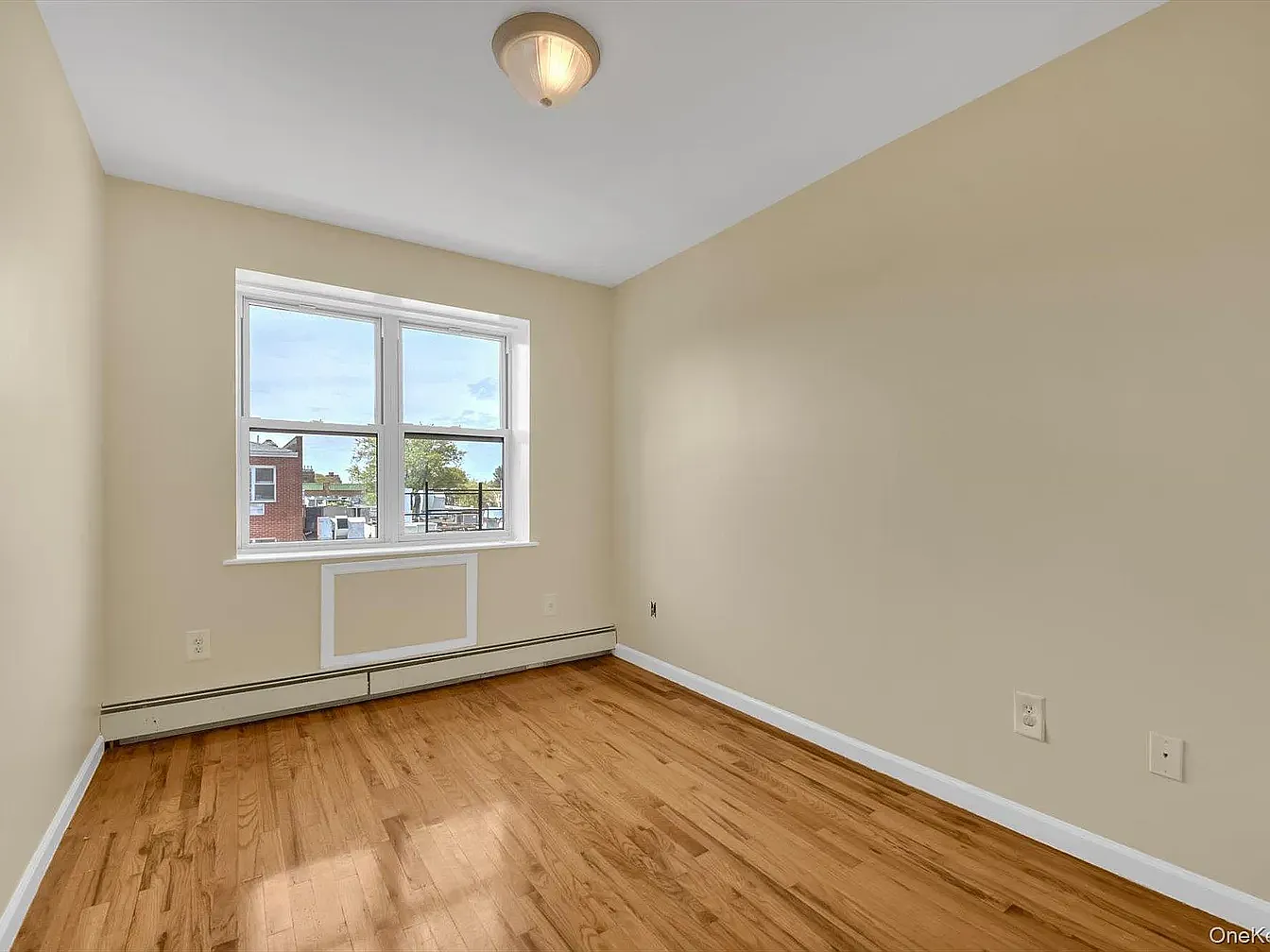 3 bed, 900 sqft, $3,300 — Photo 3