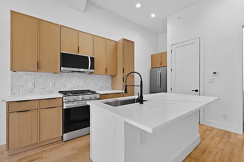 2081 Kelly Ave Photo 1