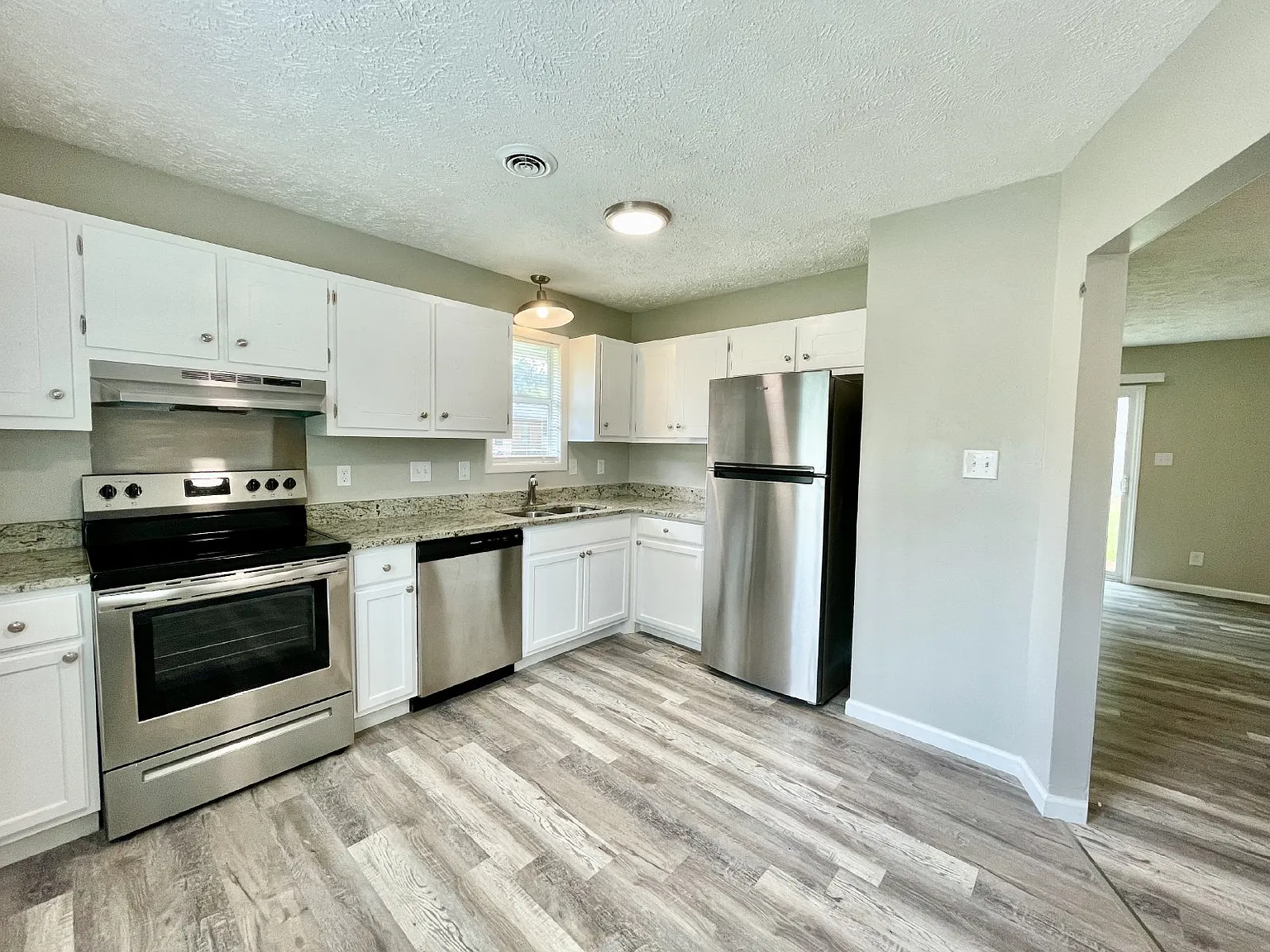 3 bed, 1.5 bath, 1016 sqft, $1,350 — Photo 4