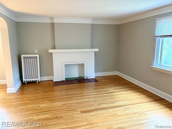 2nd image of 383 W Chesterfield St
