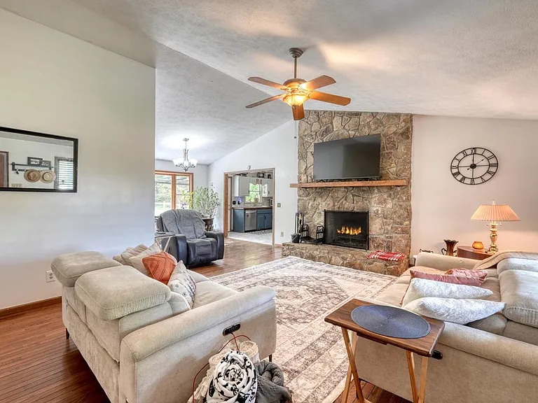 1085 Jones Creek Rd — Photo 11