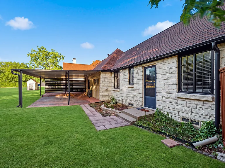 8561 Strathmore Dr — Photo 30