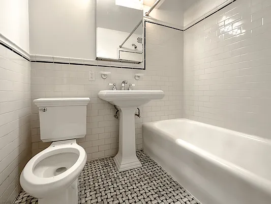 Rented by Manhattan Realty Group | media 21