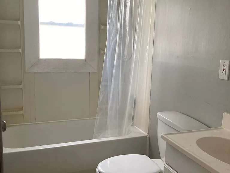 504 Henry St — Photo 10