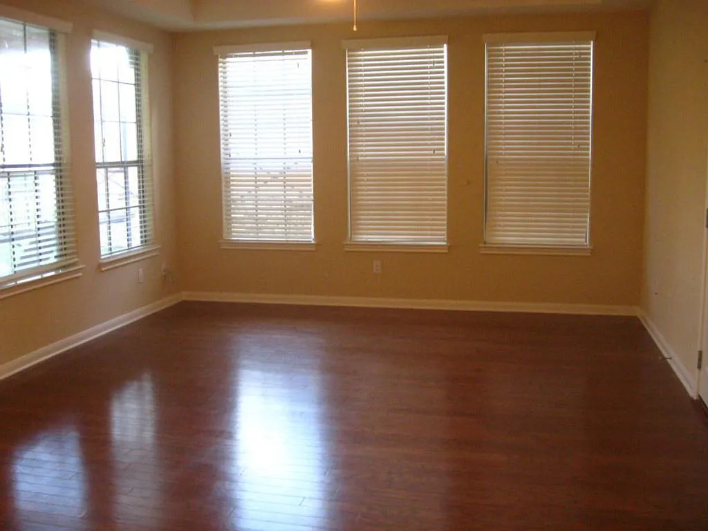 3 bed, 2.5 bath, 1787 sqft, $2,100 — Photo 3