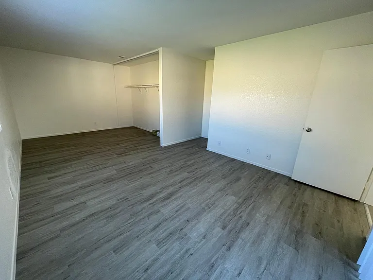 952 Pine Ave #B — Photo 17