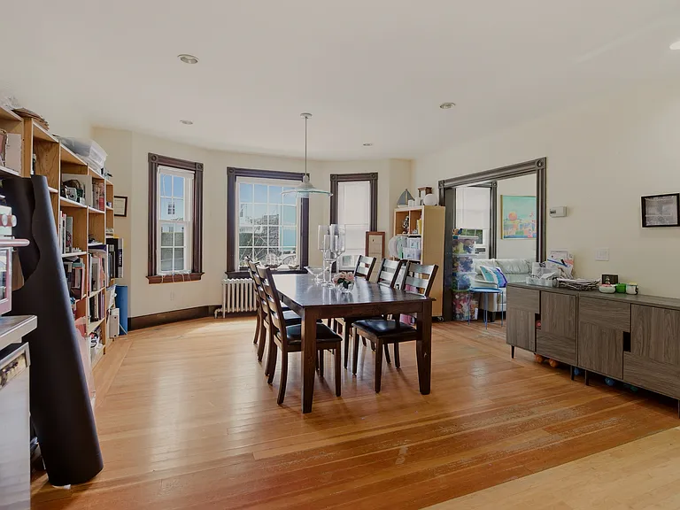 82 Van Zandt Ave — Photo 7