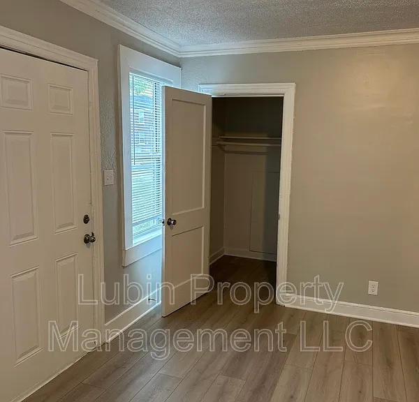 2412 Forest Ave — Photo 3