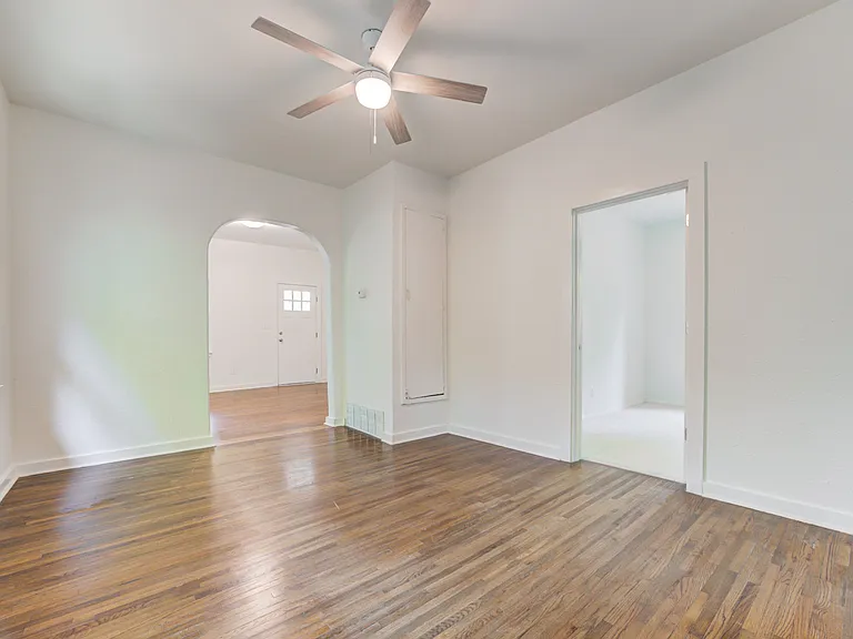 311 S Flood Ave — Photo 10