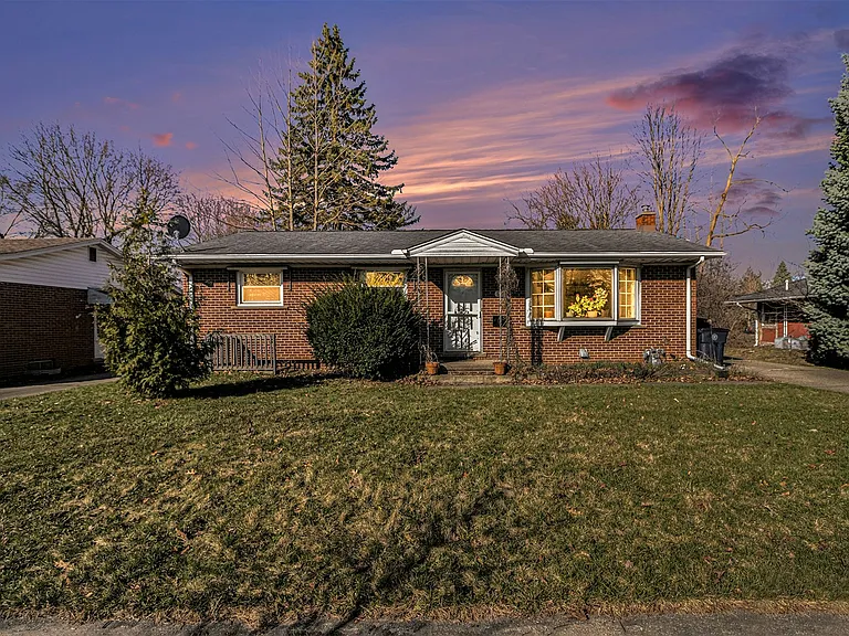 1035 N Maple Rd — Photo 1