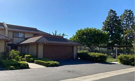 Corner Unit with 2-car garage near pool & Clubhouse