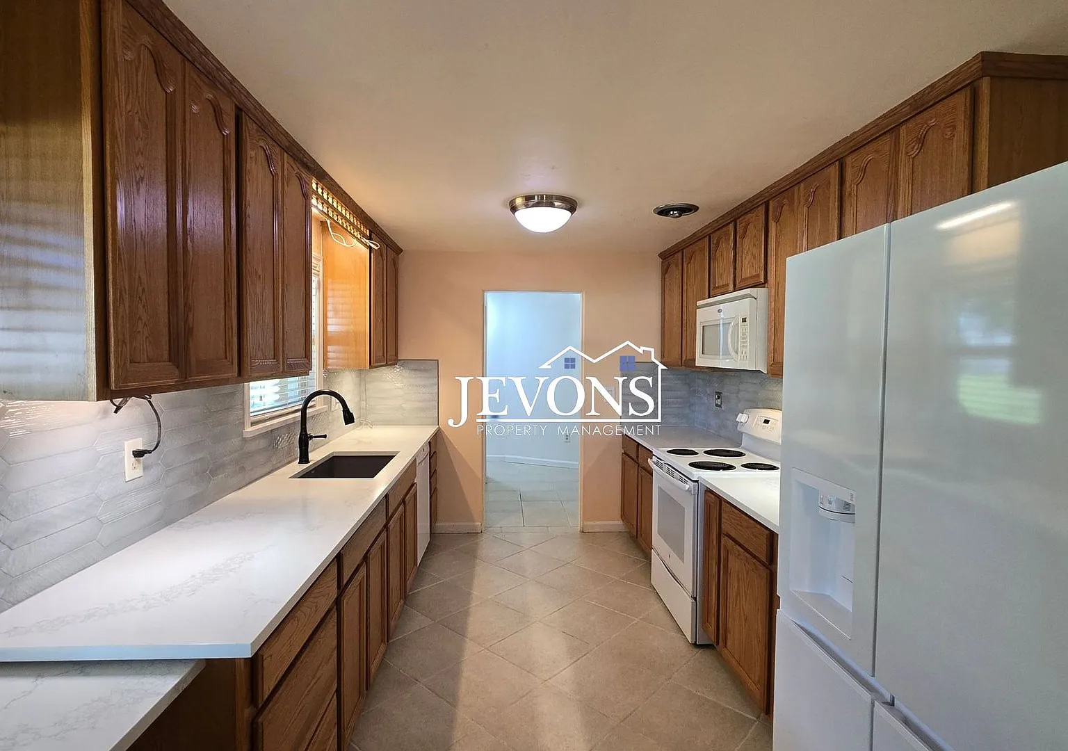 Spacious 3BD/2BA Home with Driveway Parking & In-Unit Laundry Yakima — Photo 4