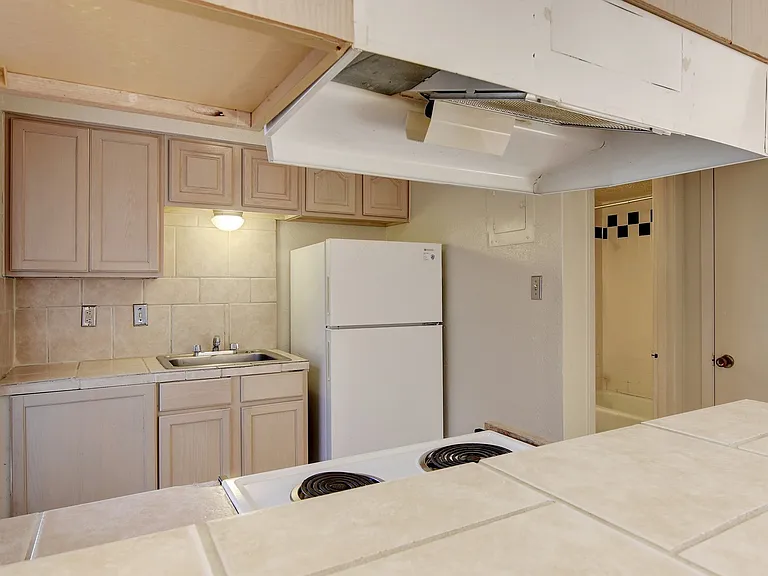 105 E 38th St #100-303 — Photo 29