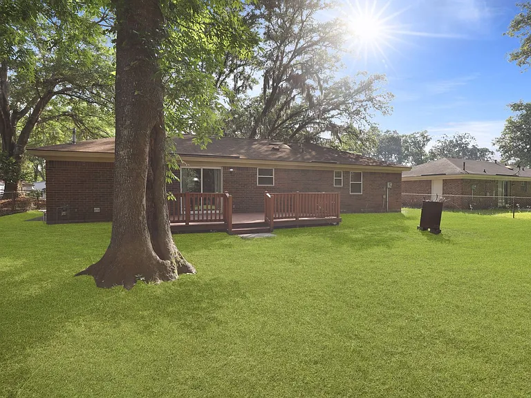 226 Larchmont Dr — Photo 38