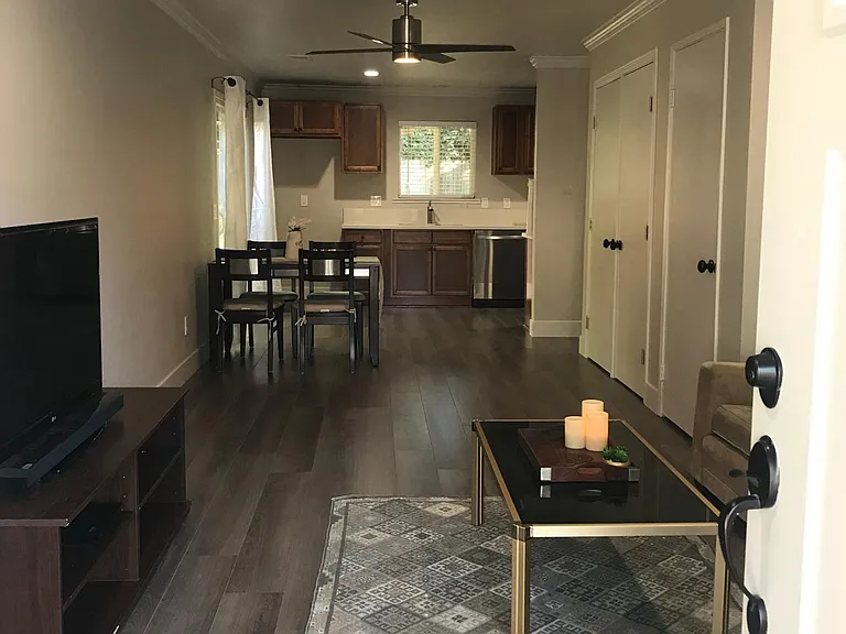 2816 Albany Ave — Photo 2