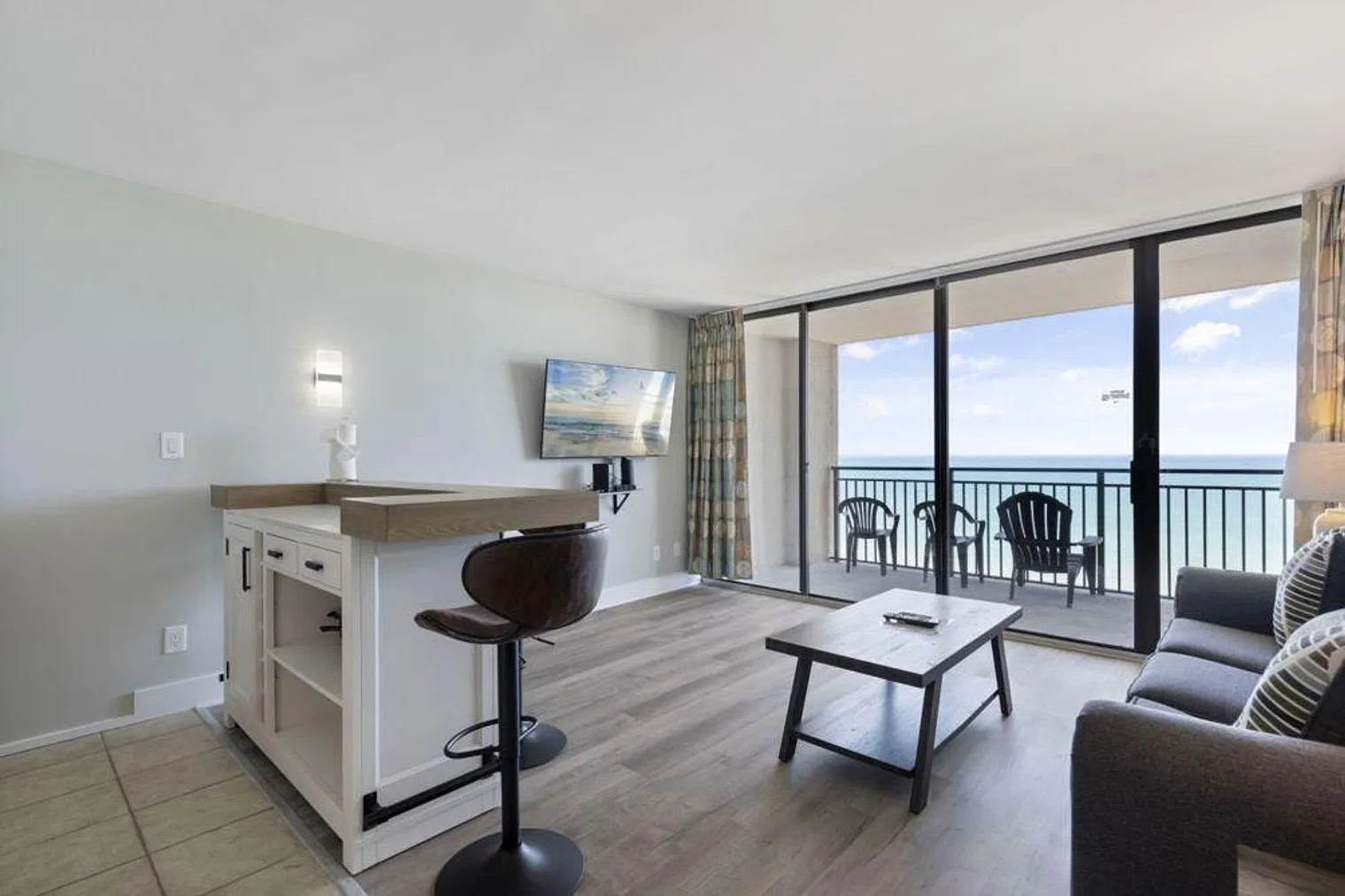 1 bed, 1.0 bath, 645 sqft, $2,569 — Photo 3