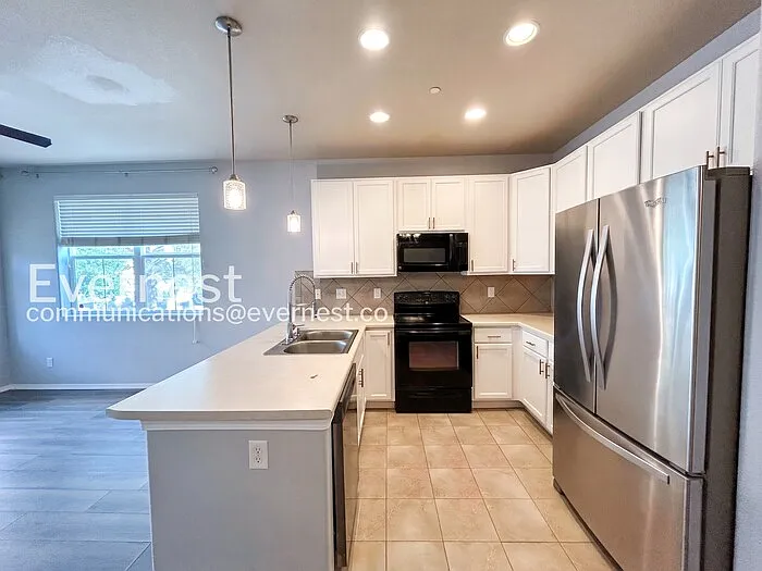 3 bed, 2.5 bath, 1360 sqft, $2,077 — Photo 2