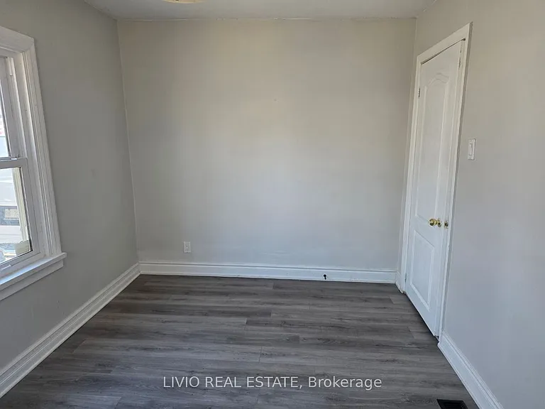 323 Queen St E — Photo 11