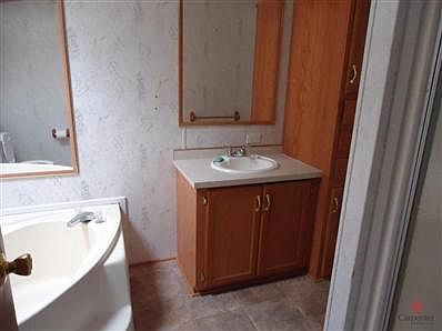 GARDEN TUB & SHOWER STALL