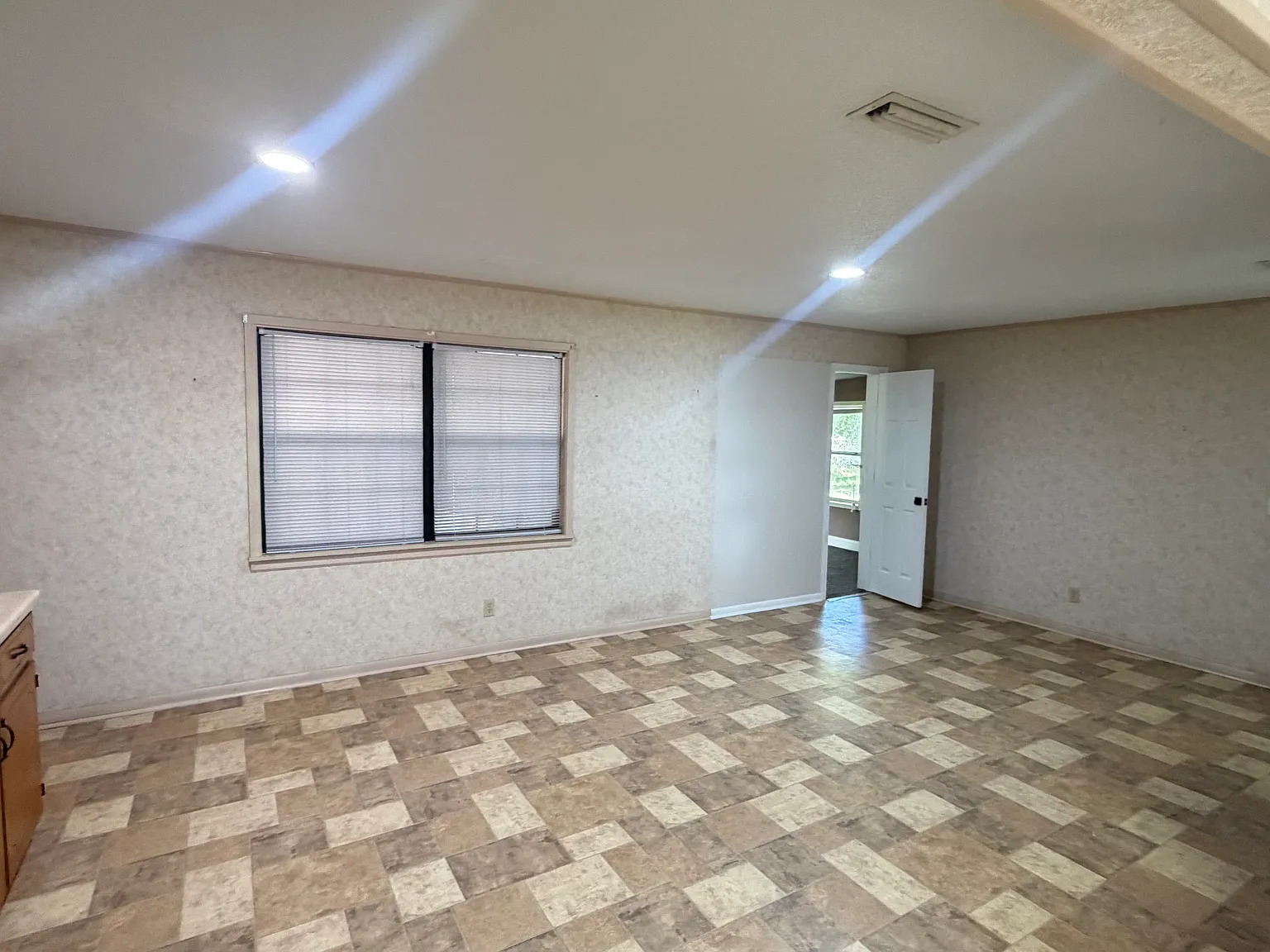 4 bed, 1750 sqft, $1,400 — Photo 2