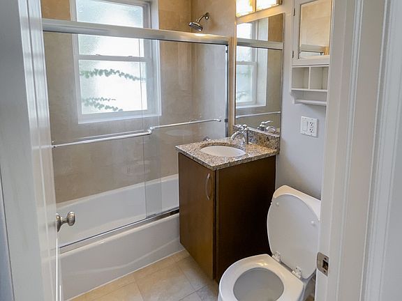 4th image of 3808.5 N Marshfield Ave #2