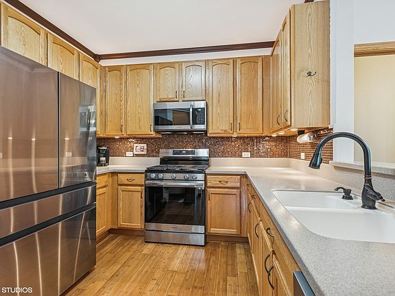 3rd image of 313 Robin Glen Ln