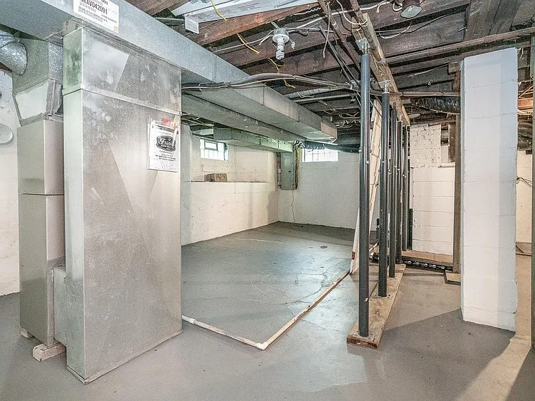 2435 Summit St — Photo 45