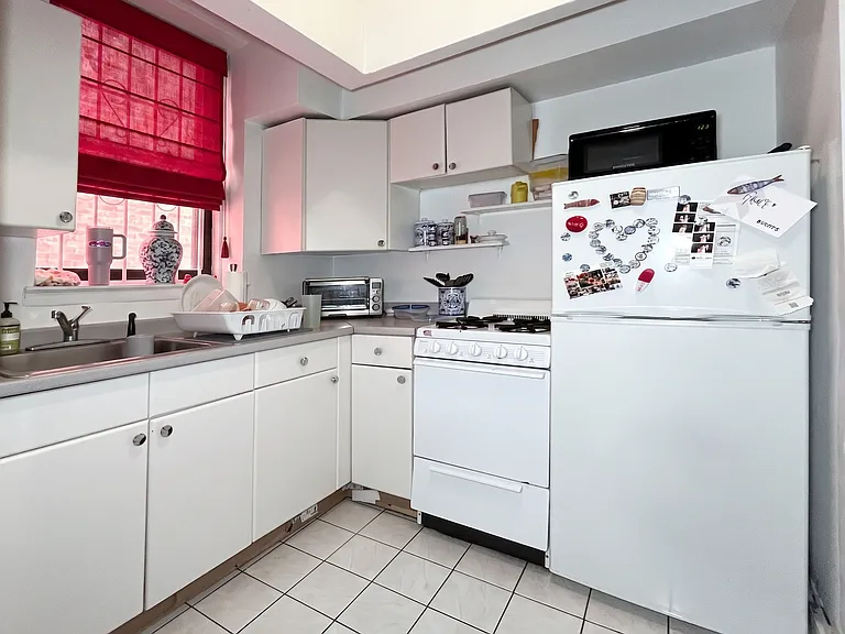 361 E 10th St #28 — Photo 4
