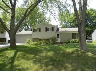 6075 Sunnydale Rd, Clarkston, MI 48346