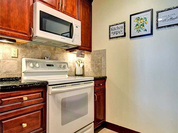 3rd image of 33 Richmond Blvd Unit 3B
