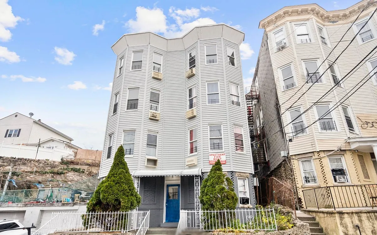 Building Photo - 32 Van Cortlandt Park Ave