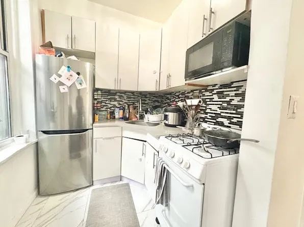 386 Myrtle Avenue image 3 of 9