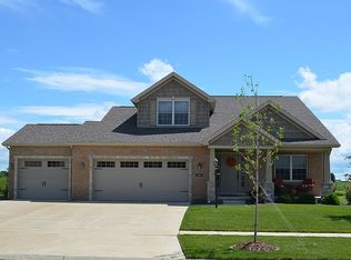 205 Country Ridge Dr, Mahomet, IL 61853