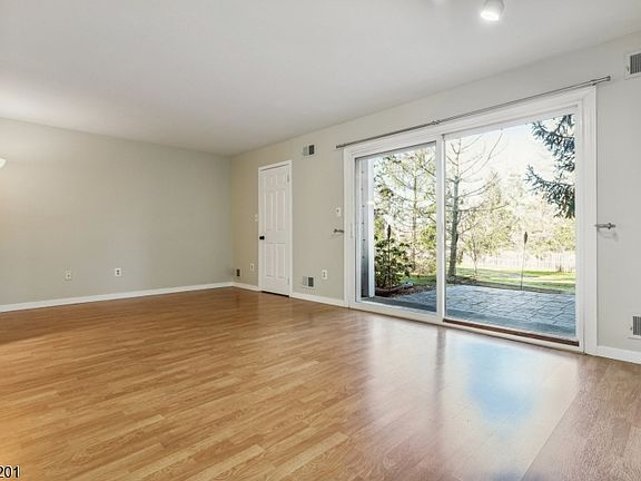 4th image of 155 Northfield Rd