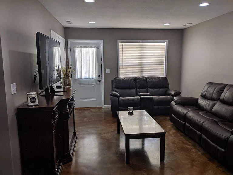 109 Trinity Ln — Photo 2