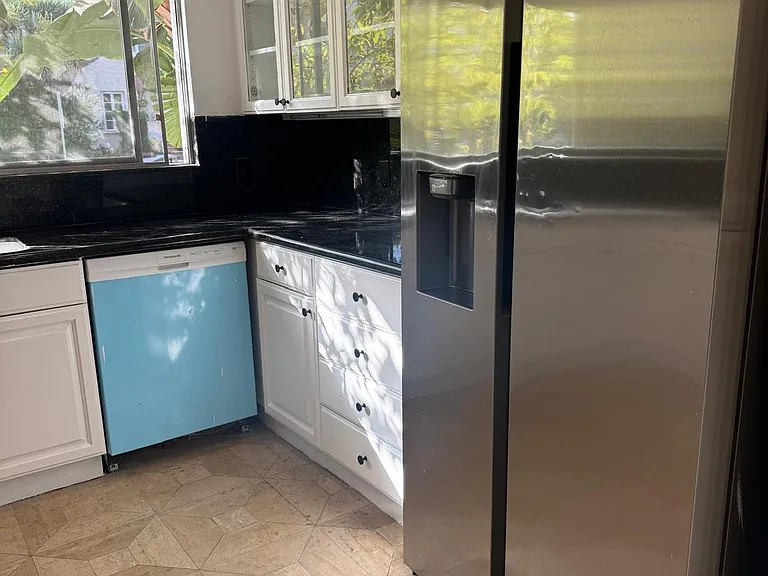 223 S Lasky Dr #B — Photo 12