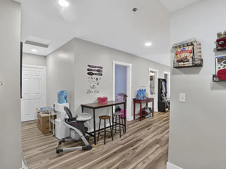 586 E Main St - 3 Bedroom — Photo 4