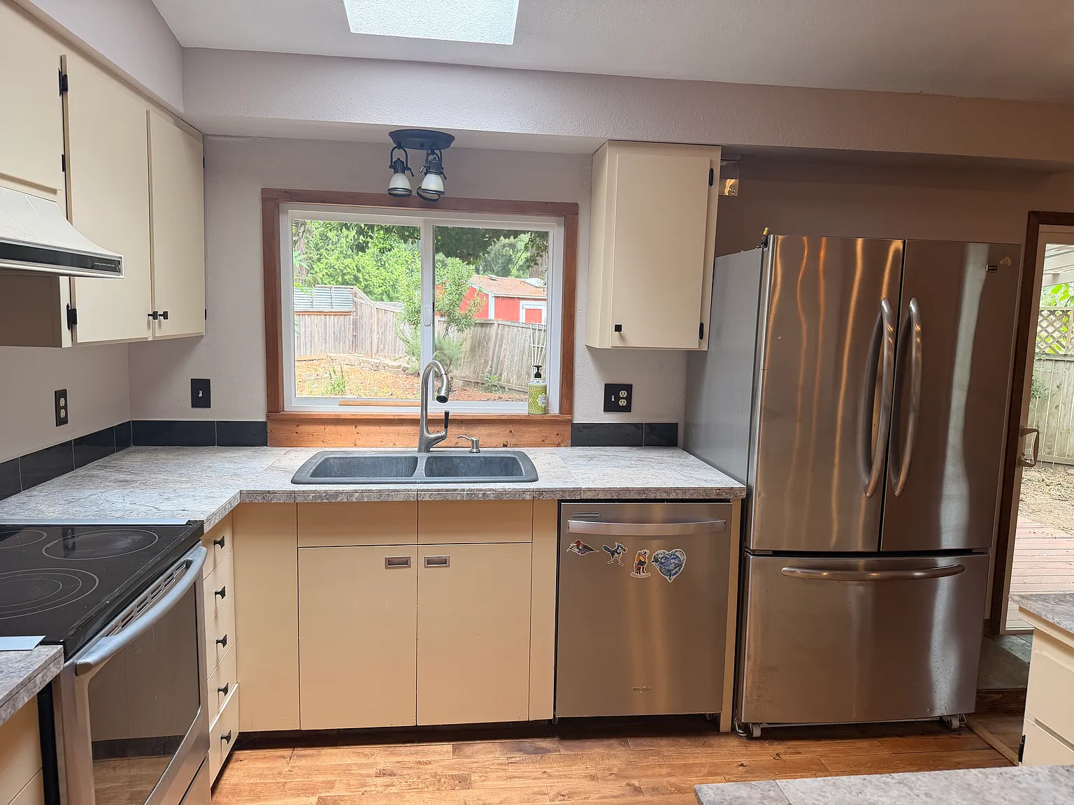 3 bed, 1250 sqft, $3,000 — Photo 3