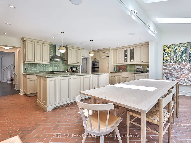 21 Douglas Cres — Photo 10